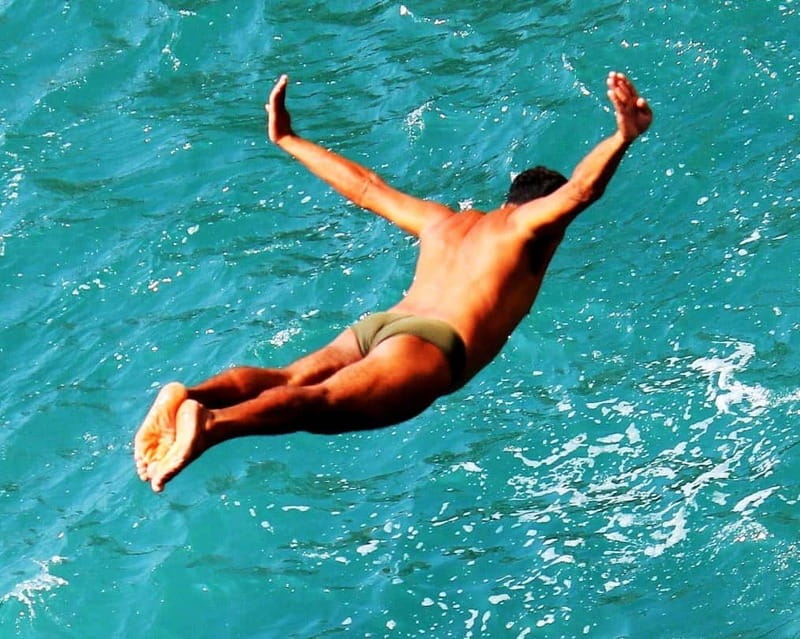 <em>Sunset High Diver Show 3Course Dinner 2 Drinks Diff Options – Key points to know before booking’ /></p>
<ul>
<li><strong>Two cliff-diver shows:</strong> You get two chances to watch the iconic Acapulco performance from the La Perla Super Club viewpoint.</li>
<li><strong>Sunset timing:</strong> The evening combines the show with coastal views, so the atmosphere matters as much as the meal.</li>
<li><strong>Three-course à la carte dinner:</strong> You choose from available menu options rather than receiving one fixed plate.</li>
<li><strong>Two domestic drinks:</strong> Select the option that includes two drinks with dinner, and check the exact package when booking.</li>
<li><strong>Small-group transport:</strong> Air-conditioned van or sedan service is limited to 10 participants.</li>
<li><strong>Hotel and cruise pier pickup:</strong> Service covers hotels, condominiums, Airbnb properties, and the cruise ship pier in Acapulco.</li>
</ul>
<h2>Why the cliff-diver show is the main event</h2>
<p><img width="800" height="600" decoding="async" src=