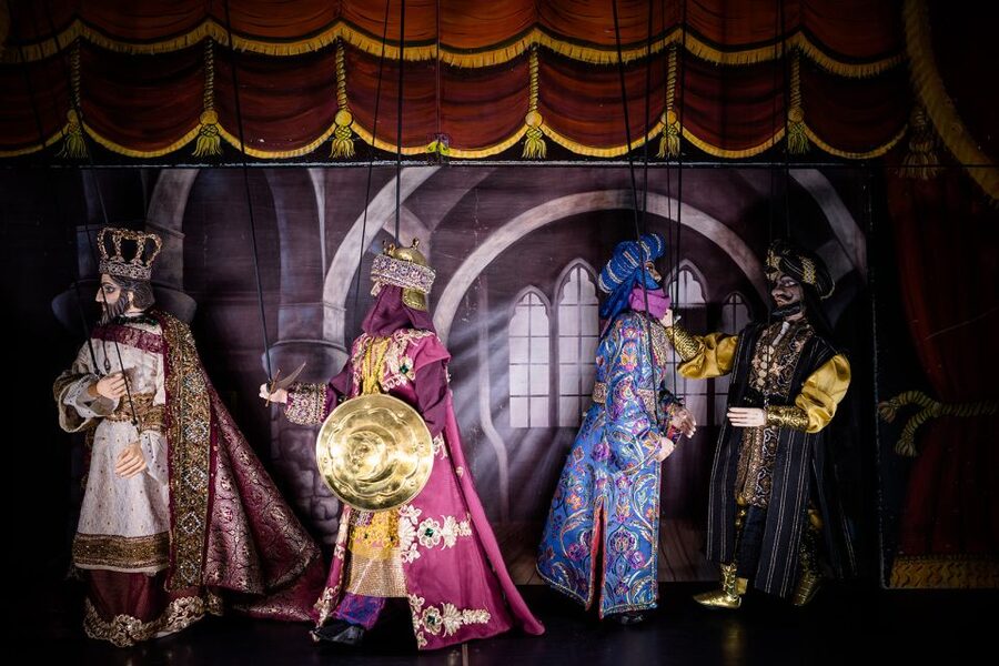 Syracuse: Sicilian Puppet Show with visit behind the scenes - Behind the stage with the puppets