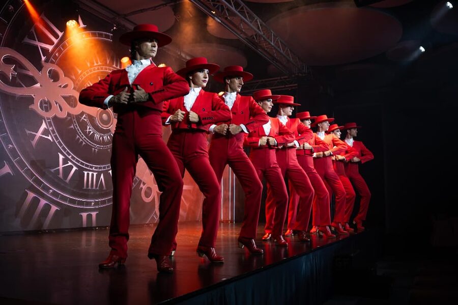 Tenerife : Olé Flamenco Show by Fran Chafino Ticket - Las Olas Showroom and the seating setup