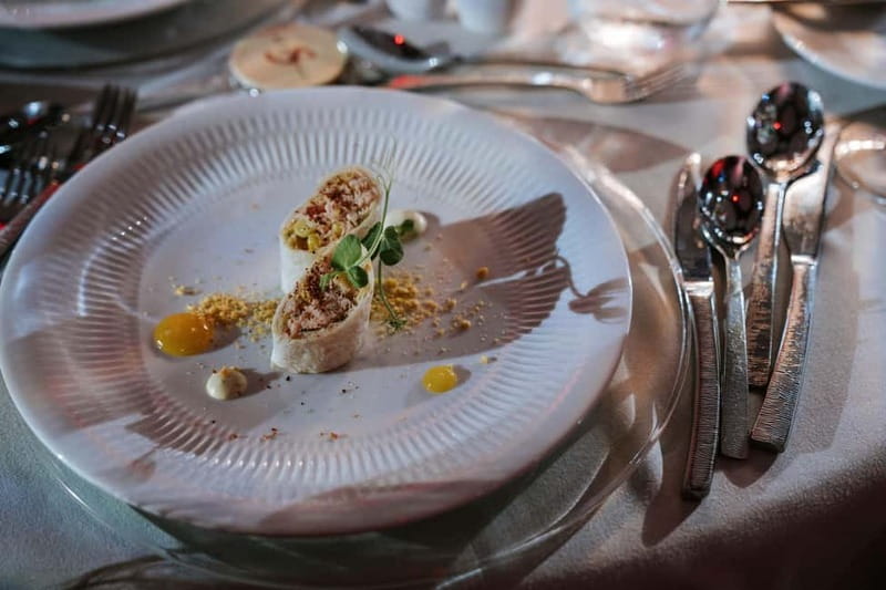 Tenerife: Scandal Dinner Show Entry Ticket and 5-Course Meal - Dress for a cabaret, not the beach
