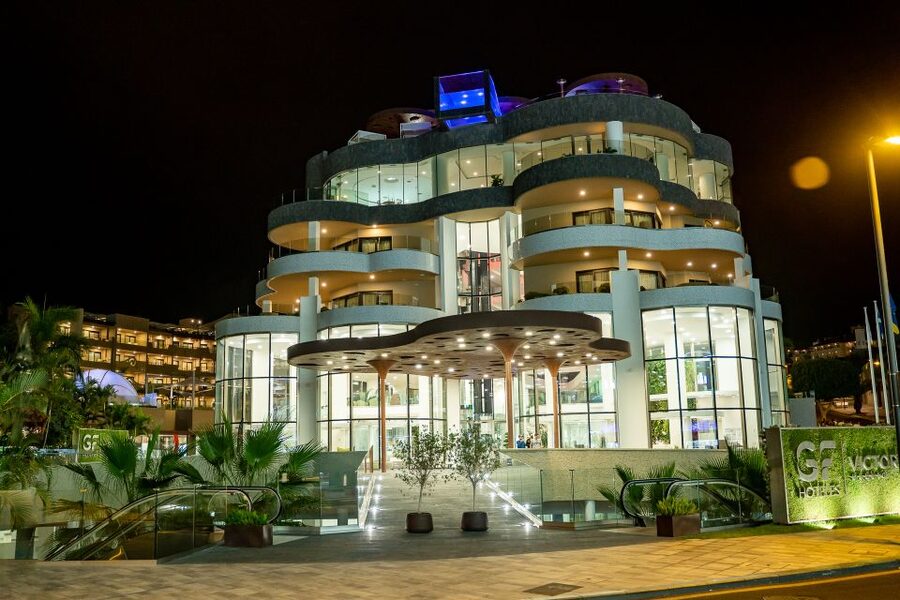 Tenerife: Scandal Dinner Show Entry Ticket and 5-Course Meal - Who should book Scandal?