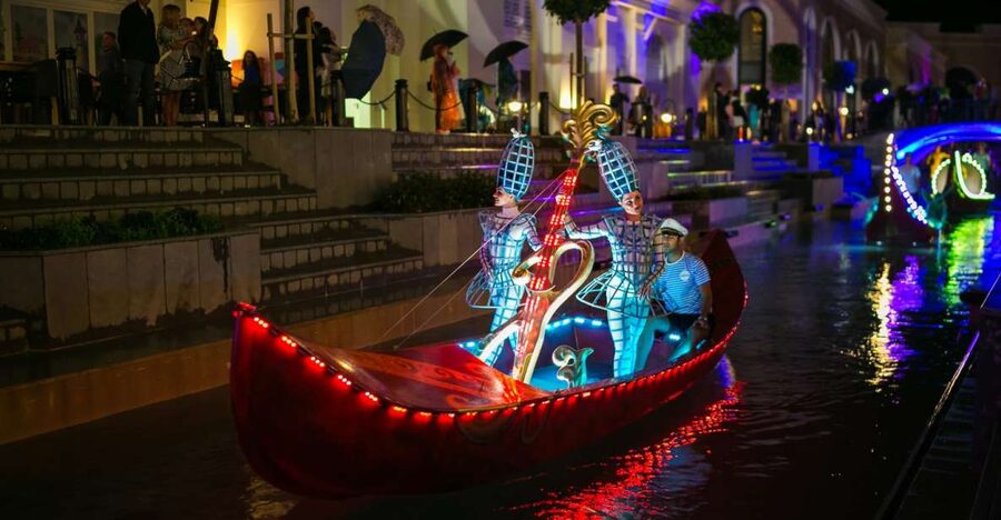 The Land of Legends Night Show & Shopping Avenue - Arriving at the Avenue shopping area