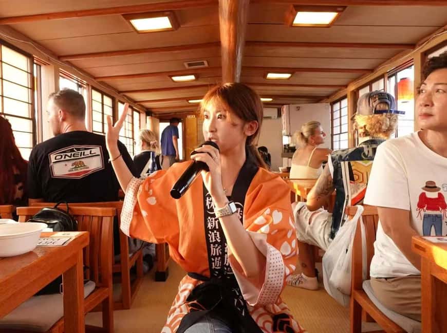 Tokyo Dinner Cruise & Tradition Show & Drinks & Tokyo Tower - The yakatabune setting and the first views