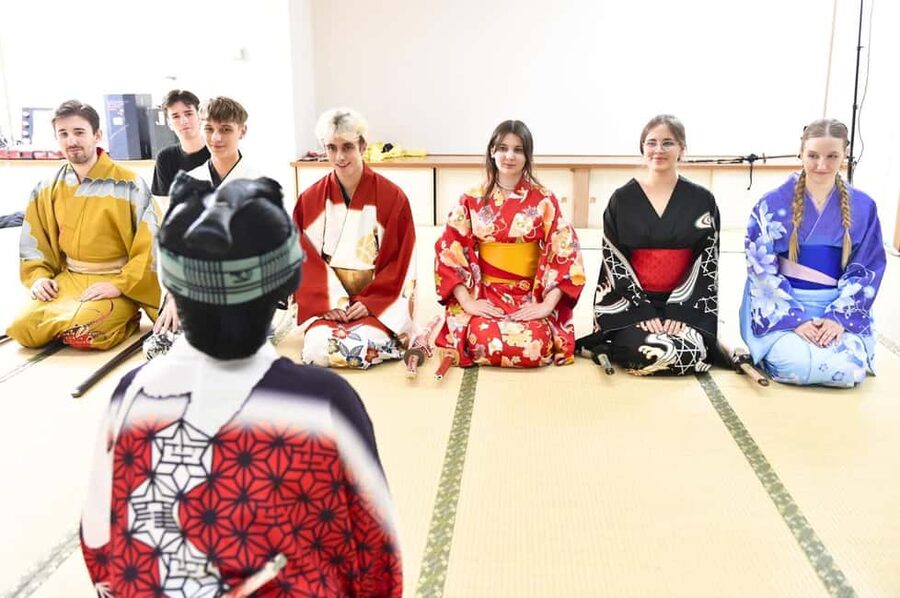 Tokyo: Taishu Engeki Show with Kimono and Sword Lesson - Kimono dressing and the value of the photo session