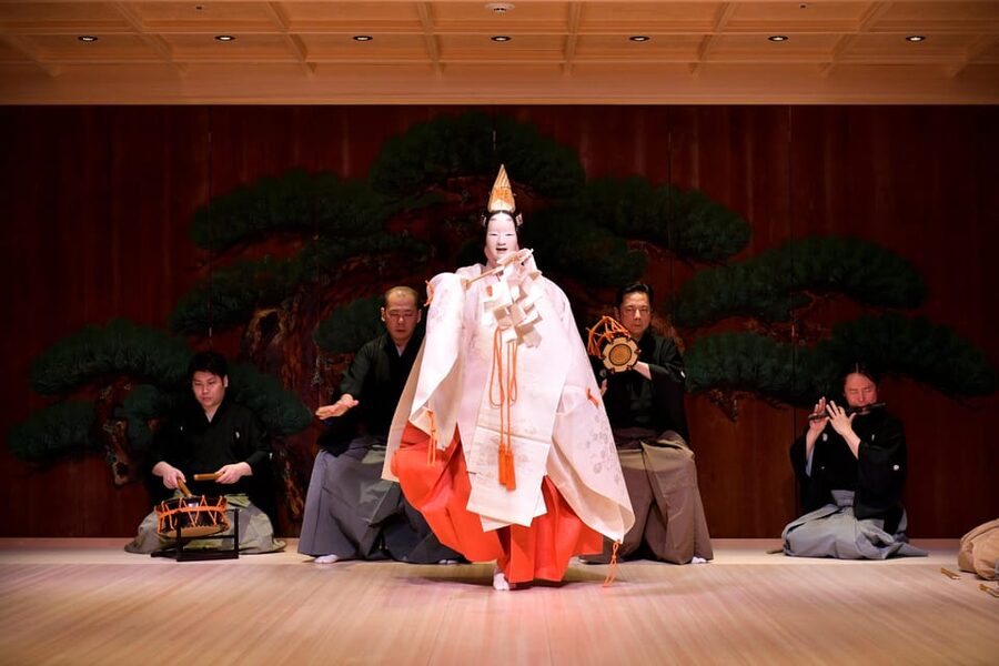 Tokyo: Traditional Japanese Performing Arts Show and Dinner - Choosing between kagura and nihon-buyo
