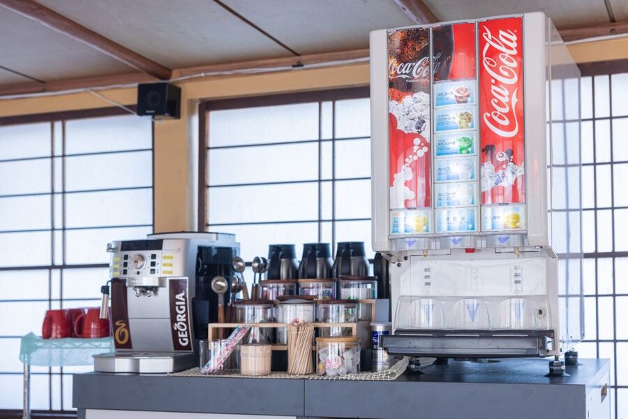 Tokyo: Yakatabune Dinner Cruise with Japanese Show & Drinks - Who gets the best value for $100