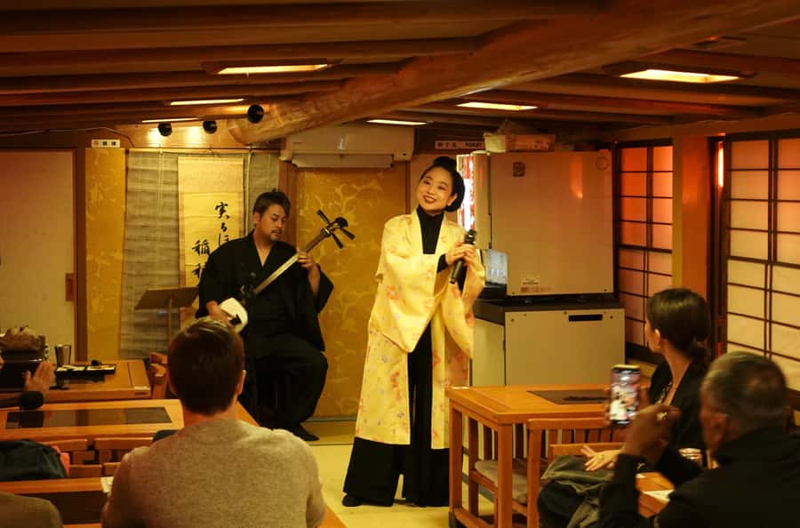 Tokyo: Yakatabune Dinner Cruise with Japanese Show & Drinks - Why the yakatabune setting matters