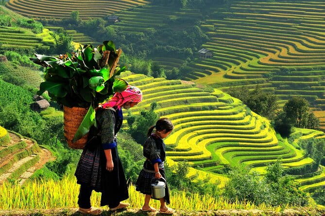 Train Street, Duong Lam village, Quintessence of Tonkin Show Tour - Watching the Quintessence of Tonkin