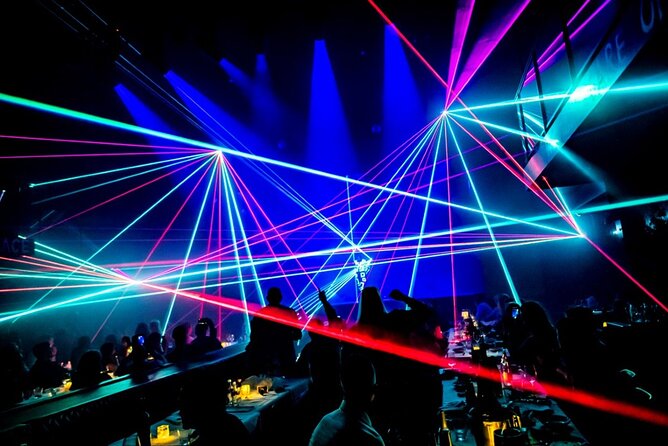 VEGAS Dazzling Variety Dinner Show in Amsterdam - Come hungry, and dress for a large meal