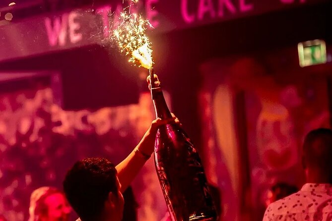 VEGAS Dazzling Variety Dinner Show in Amsterdam - Food service can affect the pace