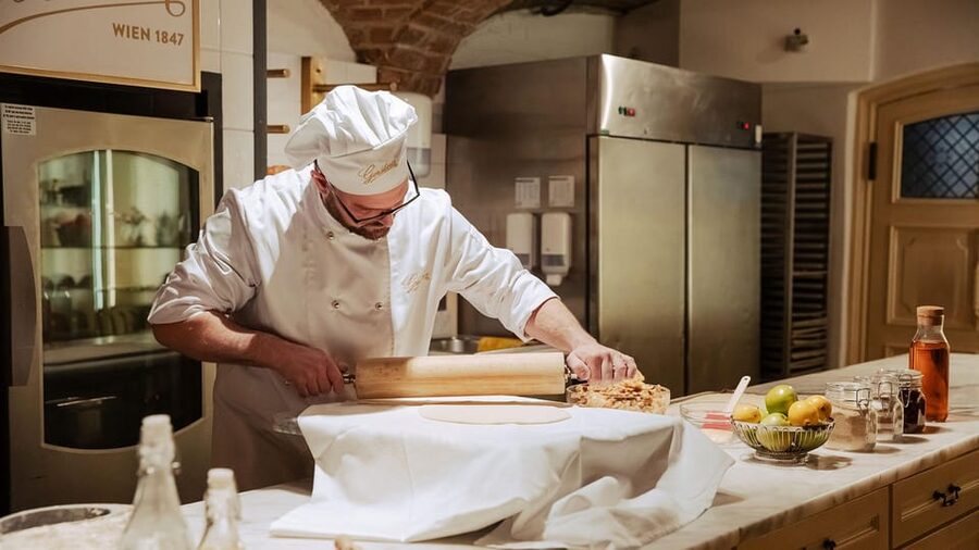 Vienna: Gerstner KuK Hofzuckerbäcker Baking Show & Tasting - A generous slice and a Viennese coffee