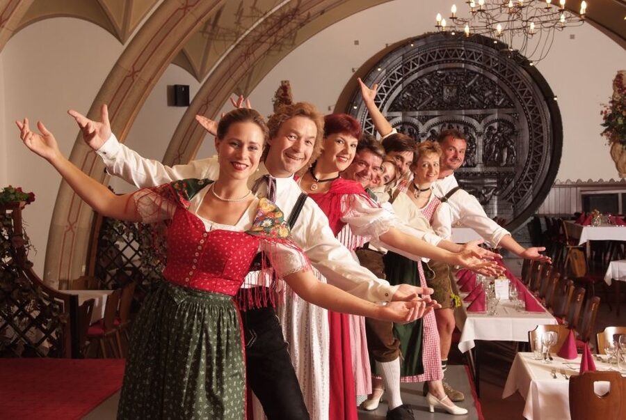 Vienna: Traditional Dinner Show at the Wiener Rathauskeller - Three scenes, several musical styles