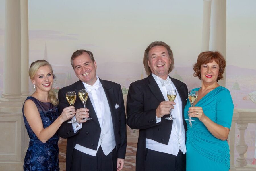 Vienna: Traditional Dinner Show at the Wiener Rathauskeller - How the dinner and performance fit together