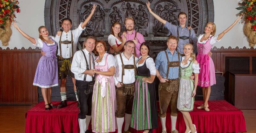Vienna: Traditional Dinner Show at the Wiener Rathauskeller - A musical trip from Tirol to Vienna